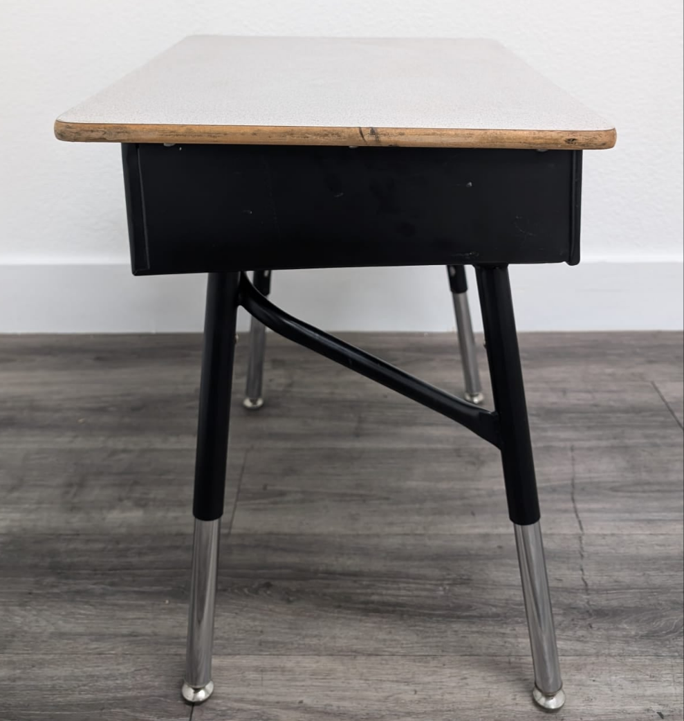 値下げ！ヴァルコ　Student desk Virco 878 – SchoolOutlet
